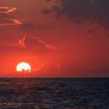 Durante l�estate siamo andati a �scovare� il sole morire sull�Adriatico. Ci siamo appostati l� dove l�orizzonte � pi� libero, immortalando la calda stella rossa adagiarsi sul mare

